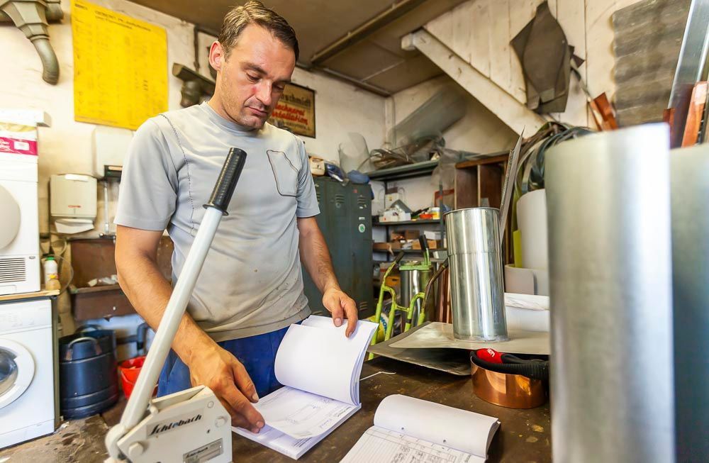 Blechnerarbeit an der Falzmaschine mit Kupferblech
