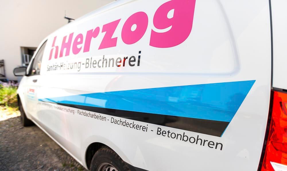 Servicefahrzeug der Herzog GmbH – Sanitär, Heizung, Blechnerei