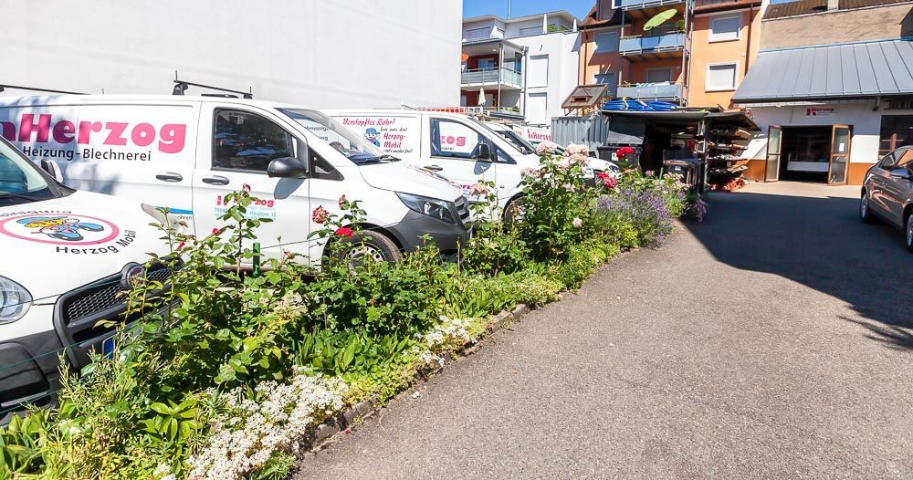 Fuhrpark der Herzog GmbH vor dem Betrieb in Lörrach