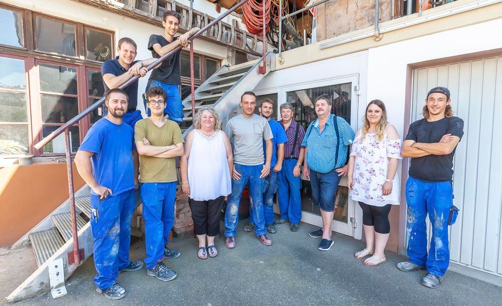 Das Team der Herzog GmbH vor der Werkstatt in Lörrach